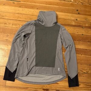 On Running Weather Shirt Women’s M Medium Gray Long Sleeve Performance Active